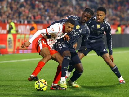 عز الدين أوناحي لاعب جيرونا يحاول الاحتفاظ بالكرة وسط مضايقة من إدواردو كامافينغا لاعب ريال مدريد الإسباني 0 30 نوفمبر 2025 - REUTERS