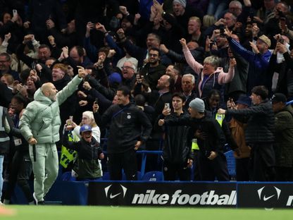 إنزو ماريسكا مدرب تشيلسي يحتفل مع جماهيره بالهدف الثاني امام ليفربول بالدوري الإنجليزي الممتاز - 4 أكتوبر 2025 - Reuters