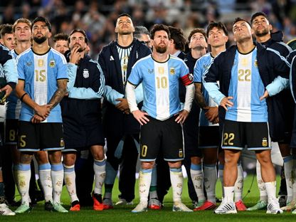 ليونيل ميسي رفقة لاعبي الأرجنتين خلال ليلة وداعيته - 6 أكتوبر 2026 - Reuters