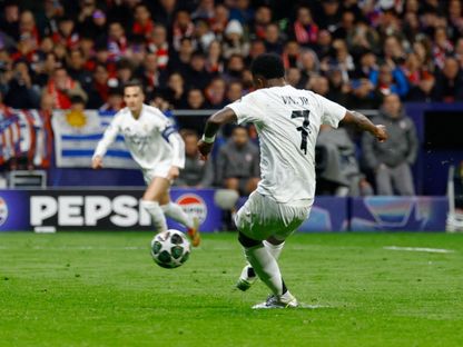 فينيسيوس جونيور لاعب ريال مدريد يهدر ركلة جزاء أمام أتلتيكو في دور 16 بدوري أبطال أوروبا - 12 مارس 2025 - Reuters