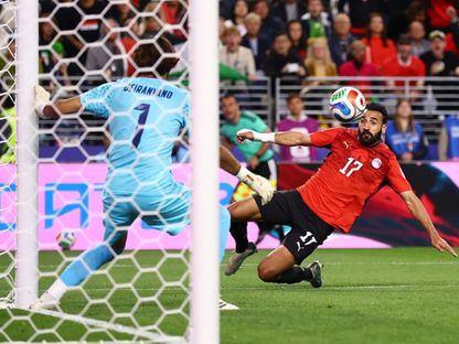 مهند لاشين لاعب مصر يحاول اللحاق بالكرة خلال مواجهة إيران في كأس العالم - 27 يونيو 2026 - REUTERS