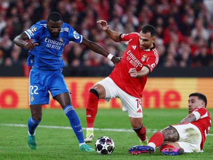 أنطونيو روديغر مدافع ريال مدريد يبعد الكرة من أمام لاعبي بنفيكا خلال مواجهة الفريقين - 17 فبراير 2026 - REUTERS