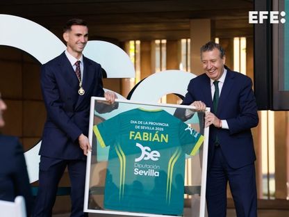 مقاطعة إشبيلية تكرم اللاعب فابيان رويز بعد وصوله إلى 41 مباراة دون هزيمة مع منتخب إسبانيا - 20 نوفمبر 2025 - X/@EFEdeportes