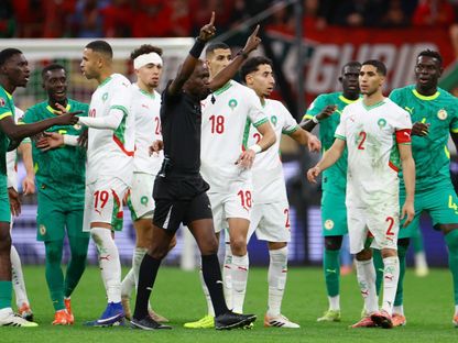 جان جاك ندالا حكم نهائي كأس أمم إفريقيا خلال إعلان ركلة جزاء لصالح المغرب أمام السنغال - 18 يناير 2026 - Reuters