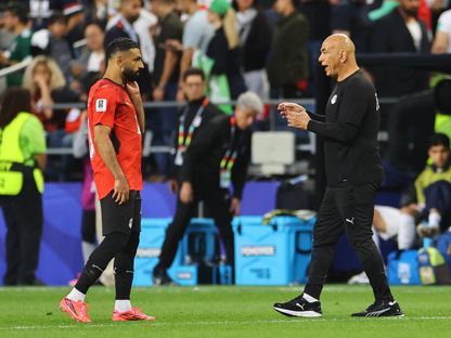 حسام حسن مدرب مصر مع القائد محمد صلاح قبل بداية الشوط الثاني من مباراة إيران في كأس العالم - 27 يونيو 2026 - Reuters
