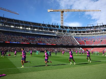 لاعبون من برشلونة خلال تدريب في "كامب نو" - 7 نوفمبر 2025 - REUTERS