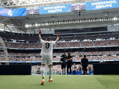 كيليان مبابي يدخل ملعب "سانتياغو برنابيو" خلال تقديمه في ريال مدريد - 16 يوليو 2024 - realmadrid.com