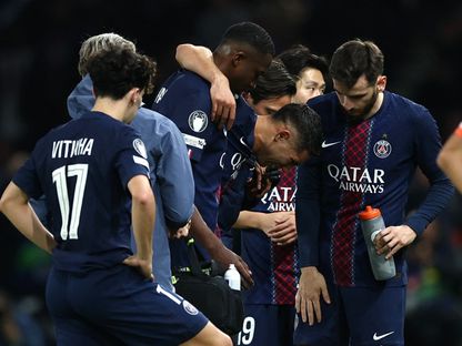 أشرف حكيمي لاعب باريس سان جيرمان يبكي خلال خروجه في مواجهة بايرن ميونيخ بدوري أبطال أوروبا - 4 نوفمبر 2025 - Reuters