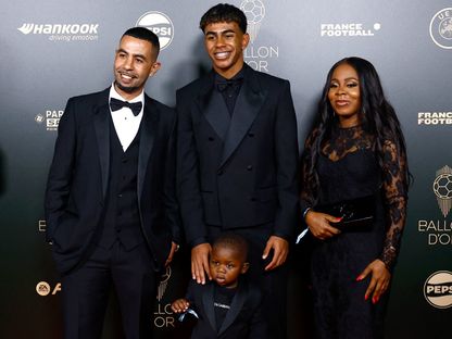 لاعب برشلونة الإسباني لامين يامال مع عائلته خلال حفل الكرة الذهبية في باريس - 28 أكتوبر  2024 - ٌReuters