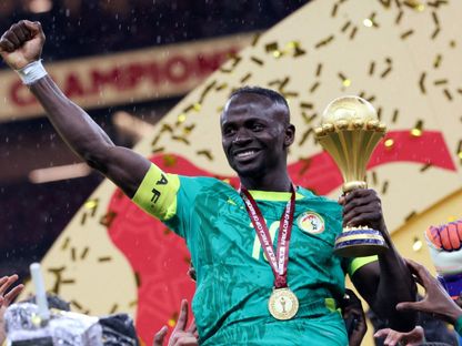 ساديو ماني يرفع كأس أمم إفريقيا بعد نهائي البطولة بين السنغال والمغرب - 18 يناير 2026 - Reuters