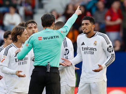 جود بيلينغهام مذهولاً بعدما طرده الحكم خلال مباراة بين ريال مدريد وأوساسونا في الدوري الإسباني - 15 فبراير 2025 - Reuters