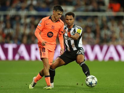 بيدري وجاكوب مورفي خلال مباراة نيوكاسل وبرشلونة بدوري أبطال أوروبا - 18 سبتمبر 2025 - Reuters