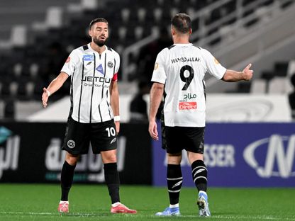 يانيك كاراسكو يحتفل مع عبد الرزاق حمد الله بهدف للشباب في مرمى تضامن حضرموت بدوري أبطال الخليج للأندية - 17 فبراير 2026 - X/@AlShababSaudiFC