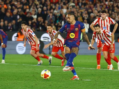 رافينيا يسجل هدفاً لبرشلونة ضد أتلتيكو مدريد في كأس الملك - 3 مارس 2026 - Reuters