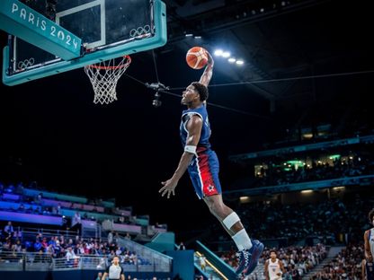 قفزة أنتوني إدواردز في مباراة الولايات المتحدة وبورتوريكو في باريس 2024 - FIBA/x