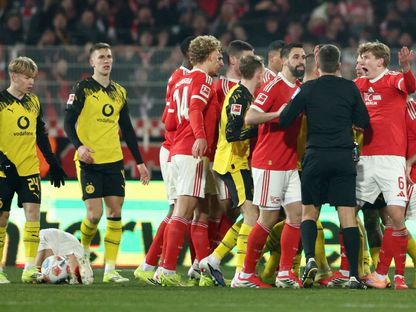 شجار لبين لاعبي يونيون برلين وبوروسيا دورتموند في مباراة بالدوري الألماني - 24 يناير 2026 - Reuters
