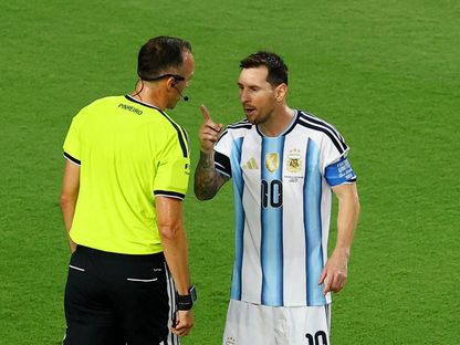ليونيل ميسي في حوار مع الحكم البرتغالي جواو بيدرو بينيرو خلال مباراة الأرجنتين وسويسرا بكأس العالم - 12 يوليو 2026 - Reuters