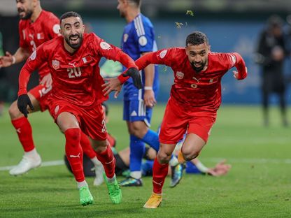 لاعبو البحرين يحتفلون بتسجيل هدف في مرمى الكويت بنصف نهائي خليجي 26 - 31 ديسمبر 2024 - X/@KuwaitFA