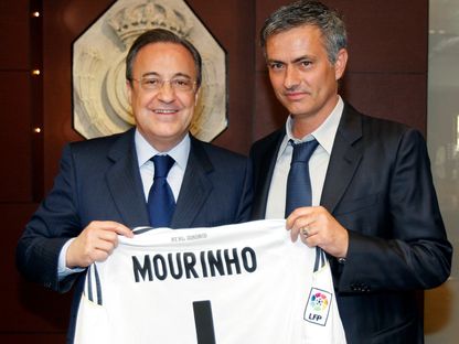 جوزيه مورينيو خلال حفل تقديمه لتدريب ريال مدريد مع رئيس النادي فلورنتينو بيريز - 31 مايو 2010 - Reuters