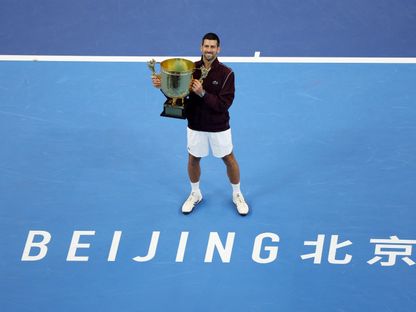 الصربي نوفاك دجوكوفيتش يحتفل بالكأس بعد فوزه في المباراة النهائية ببطولة الصين المفتوحة على الأسترالي أليكس دي مينور - 6 أكتوبر 2026 - Reuters