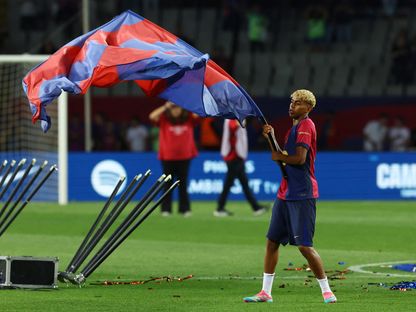 لامين يامال يرفع علم برشلونة خلال الاحتفالات بلقب الدوري الإسباني عقب لقاء فياريال - 18 مايو 2025 - Reuters