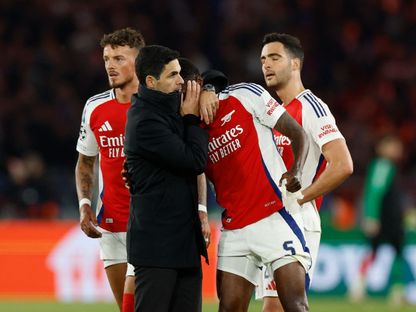 ميكيل أرتيتا مدرب أرسنال يواسي لاعبه توماس بارتي بعد الهزيمة أمام باري سان جيرمان في نصف نهائي دوري الأبطال - 7 مايون 2025 - REUTERS