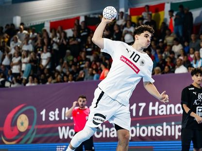 ليو نوفاك لاعب ألمانيا في طريقه لتسجيل أحد الأهداف أمام مصر في نهائي بطولة العالم لليد تحت 17 عاماً - 1 نوفمبر 2025 - www.ihf.info