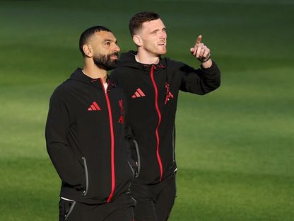 محمد صلاح وأندي روبرتسون على الملعب قبل مباراة بين أستون فيلا وليفربول - 15 مايو 2026 - REUTERS