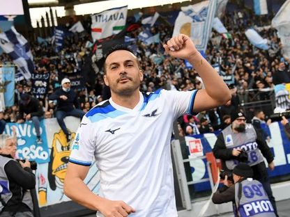 لاعب فريق لاتسيو الإيطالي بيدرو يحتفل مع جمهور الفريق - www.sslazio.it