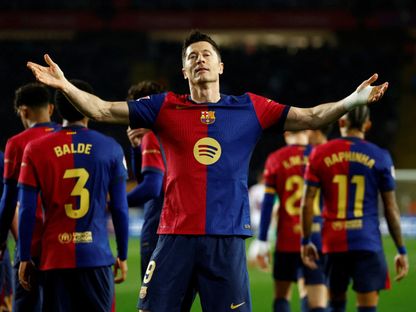 روبرت ليفاندوفسكي مهاجم برشلونة يحتفل بتسجيل هدف في مرمى رايو فايكانو بالدوري الإسباني - 17 فبراير 2025 - Reuters