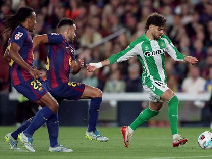 إيريك غارسيا وجول كوندي مدافعا برشلونة في مطاردة عبد الصمد الزلزولي مهاجم ريال بيتيس - 17 مايو 2026 - Getty Images