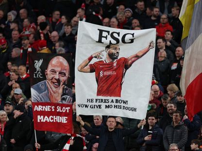 جماهير ليفربول تحمل لافتات لمحمد صلاح وآرني سلوت في مواجهة مانشستر سيتي - 1 ديسمبر 2024 - Reuters