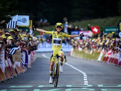 بولين فيران-بريفو تحتفل بفوزها بالمرحلة الأخيرة من سباق فرنسا للدراجات للسيدات - 3 أغسطس 2025 - X/@LeTourFemmes