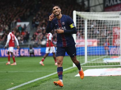 أشرف حكيمي يحتفل بتسجيله هدفاً لباريس سان جيرمان في مرمى بريست - 25 أكتوبر 2025 - REUTERS