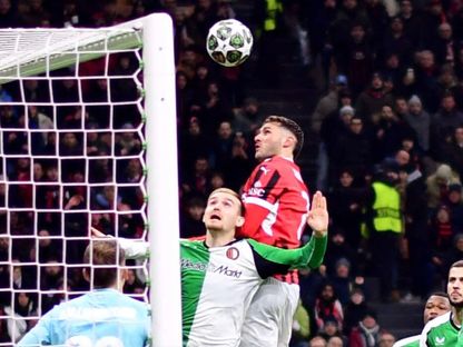 سانتياغو خيمينيز يسجل هدف تقدم ميلان برأسية أمام فينورد في ملحق دوري أبطال أوروبا 18-2-2025 - Reuters