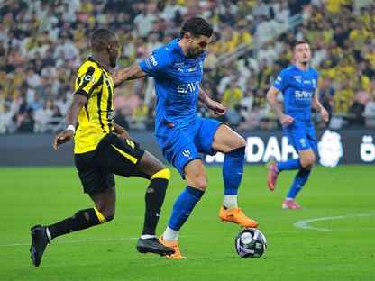 ثيو هرنانديز وموسى ديابي خلال مباراة بين الاتحاد والهلال في الدوري السعودي - 24 أكتوبر 2025 - REUTERS