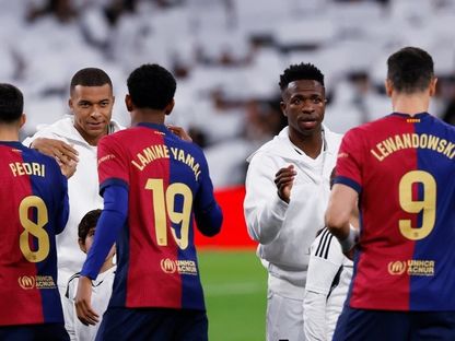 فينيسيوس وكيليان مبابي مهاجما ريال مدريد يصافحان روبرت ليفاندوفسكي ولامين يامال ثنائي برشلونة في الكلاسيكو - 25 أبريل 2025 - X@MARCA