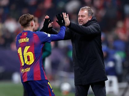 هانزي فليك يحتفل بهدف لاعبه فيرمين لوبيز بمباراة سلافيا براغ وبرشلونة بدوري أبطال أوروبا - 21 يناير 2026 - Reuters