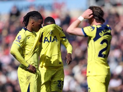 حسرة لاعبي توتنهام بعد هدف سندرلاند بالدوري الإنجليزي الممتاز - 12 أبريل 2026 - Reuters