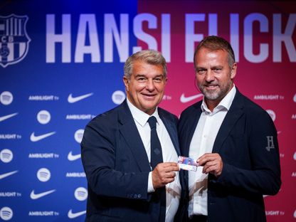 رئيس برشلونة جوان لابورتا خلال تقديم المدرب الجديد هانزي فليك - 25 يوليو 2024 - X/@FCBarcelona_es