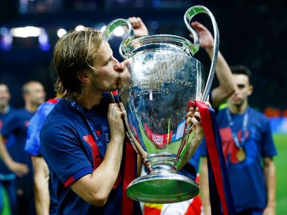 لاعب برشلونة إيفان راكيتيتش يحتفل بالكأس بعد الفوز بدوري أبطال أوروبا ضد يوفنتوس - 6 يونيو 2015 - Reuters