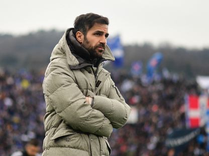 سيسك فابريغاس مدرب نادي كومو خلال مواجهة أتالانتا ضمن الدوري الإيطالي لكرة القدم  - 25 يناير 2025 - REUTERS