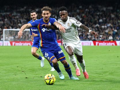 صراع بين فينيسيوس جونيور وسيباستيان بوسيلي في لقاء ريال مدريد وخيتافي بالدوري الإسباني - 2 مارس 2026 - Reuters