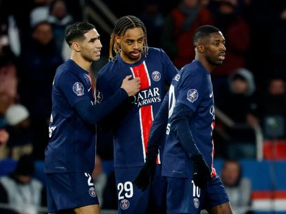 لاعبو باريس سان جيرمان أشرف حكيمي وعثمان ديمبيلي وبرادلي باركولا خلال مباراة مارسيليا في الدوري الفرنسي - 16 مارس 2025 - Reuters