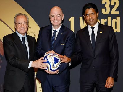 رئيس ريال مدريد فلورنتينو بيريز خلال تبادل هدايا مع رئيس باريس سان جيرمان ناصر الخليفي قبل مباراة الفريقين في كأس العالم للأندية وبدا رئيس "فيفا" جياني إنفانتينو - 9 يوليو 2025 - realmadrid.com