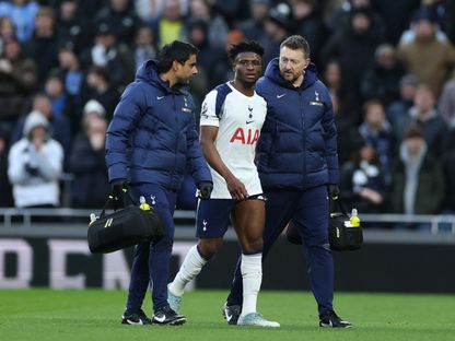 لاعب توتنهام محمد قدوس يغادر الملعب بعد تعرضه لإصابة ضد سندرلاند في الدوري الإنجليزي الممتاز - 4 يناير 2026 - الشرق