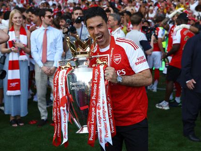 مدرب أرسنال ميكيل أرتيتا مع كأس الدوري الإنجليزي الممتاز بعد مباراة ضد كريستال بالاس - 24 مايو 2026 - Action Images via Reuters
