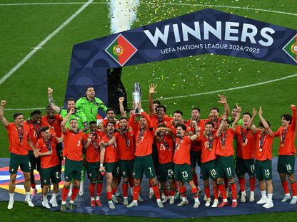 كريستيانو رونالدو يحتفل مع لاعبي البرتغال بالتتويج بدوري الأمم الأوروبية - 8 يونيو 2025 - Reuters