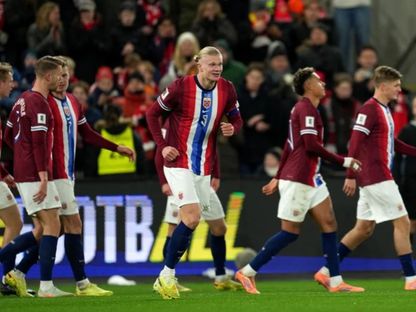 إيرلينغ هالاند يحتفل مع لاعبي النرويج بهدفه في مرمى إستونيا في تصفيات كأس العالم 2026 - 13 نوفمبر 2025 - uefa.com