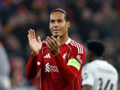 فيرجيل فان دايك قائد ليفربول الإنجليزي يوجه التحية للجماهير عقب الفوز على ريال مدريد في دوري أبطال أوروبا - 4 نوفمبر 2025 - REUTERS